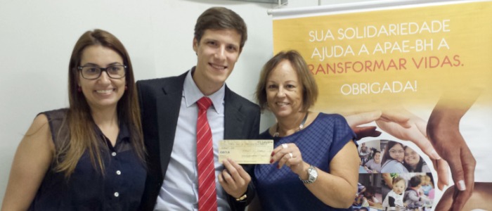 FUNIBER entrega o prêmio à vencedora do FUNICONCURSO “Publicação Solidária”
