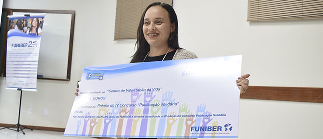 Natalí de Oliveira Alencar recebe prêmio pela primeira colocação do IV Concurso Publicação Solidária no III Encontro de Educação